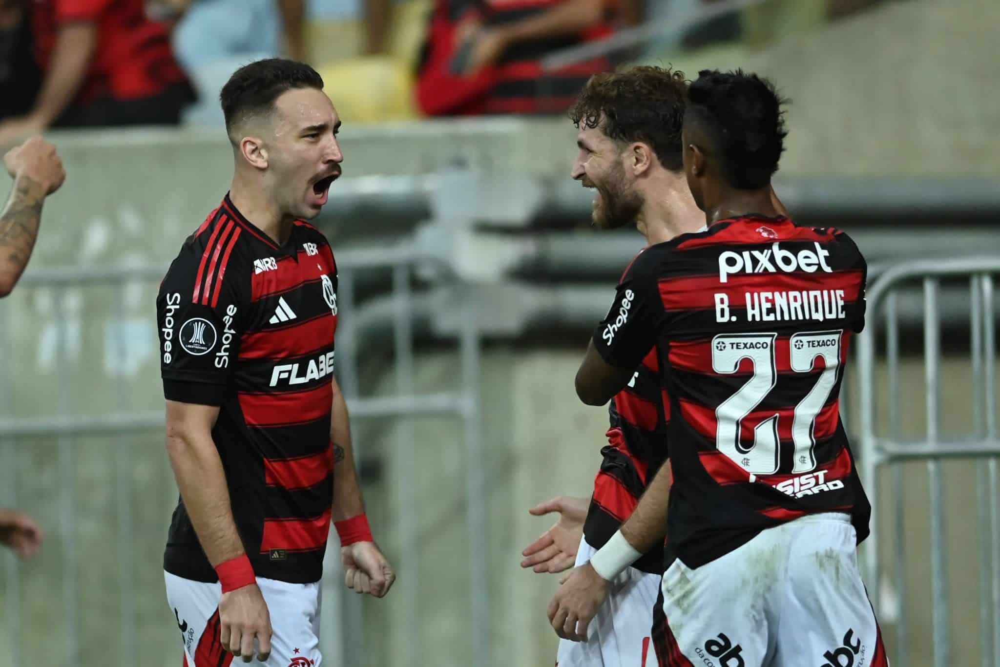 L&eacute;o Pereira e L&eacute;o Ortiz celebram gol do Flamengo