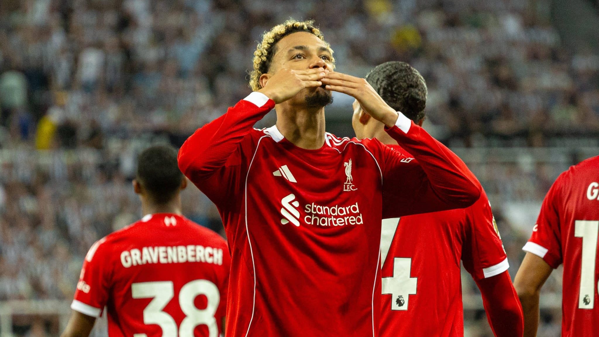 Ekitik&eacute; comemora gol do Liverpool