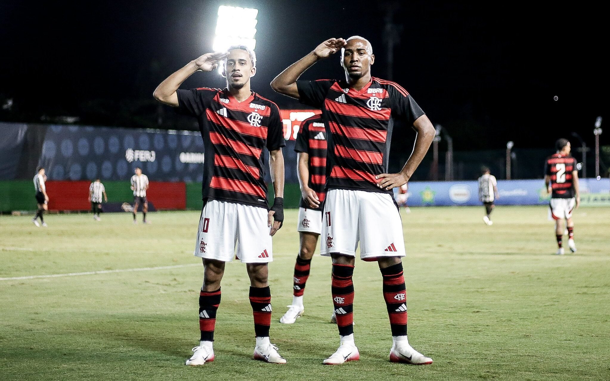 Matheus Gon&ccedil;alves e Lorran celebram gol do Flamengo