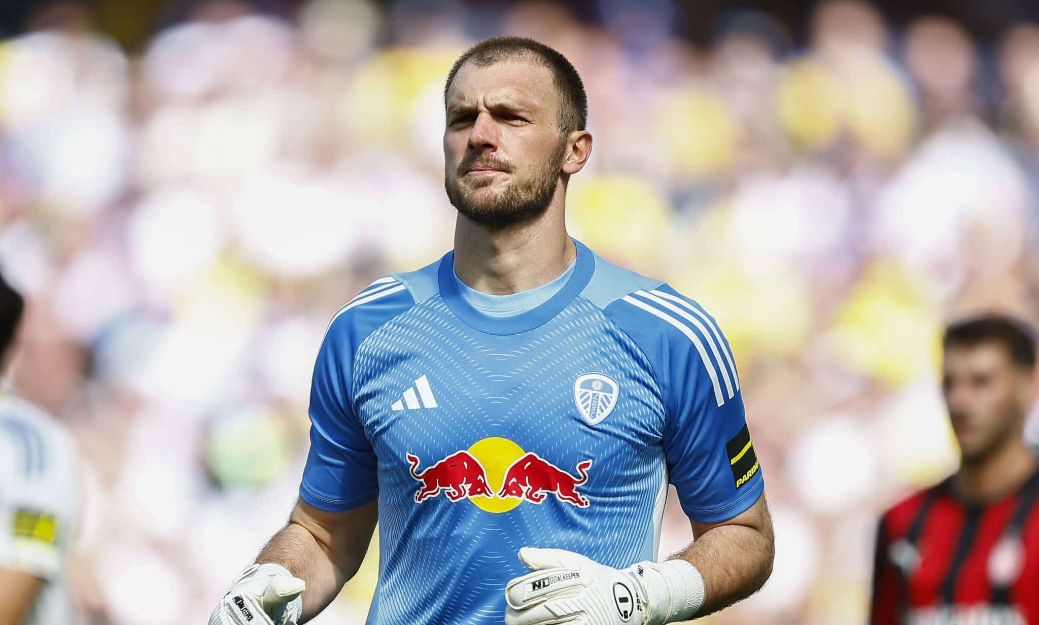 &lsquo;&Eacute; insano como lan&ccedil;a a bola&rsquo;: Lucas Perri &eacute; elogiado em estreia pelo Leeds