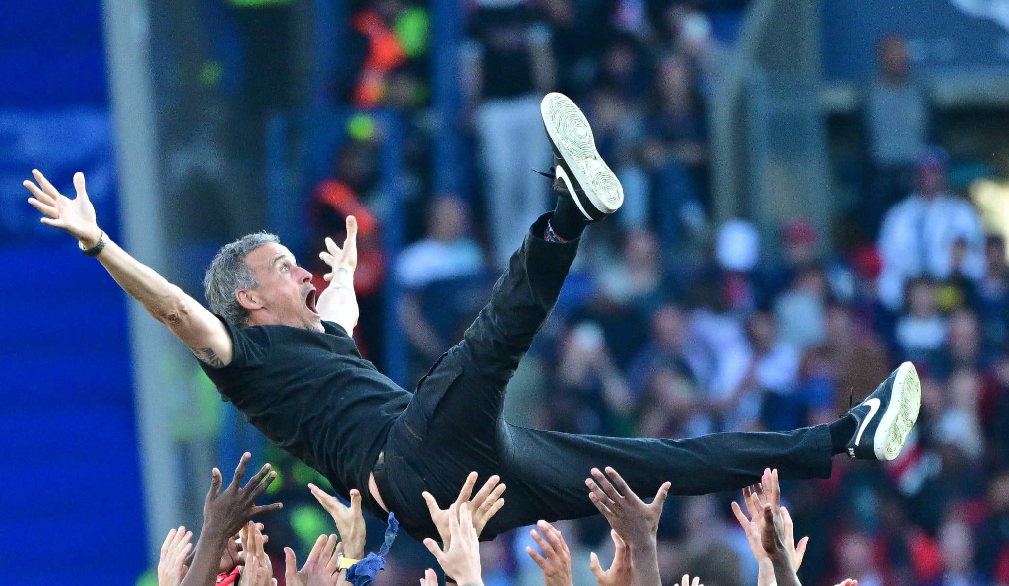 Luis Enrique &eacute; levantado por jogadores do PSG em comemora&ccedil;&atilde;o ao t&iacute;tulo franc&ecirc;s de 2024/25