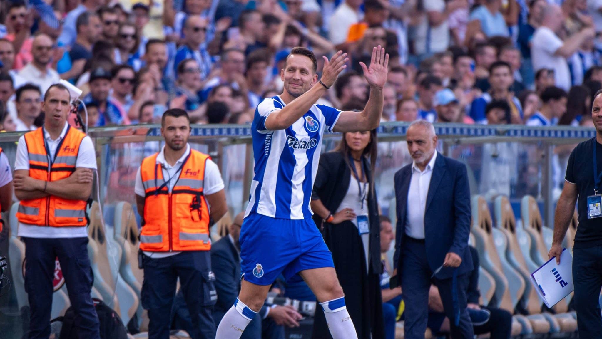 Nem Fabrizio Romano sabia: Como Porto anunciou o refor&ccedil;o mais surpreendente da janela