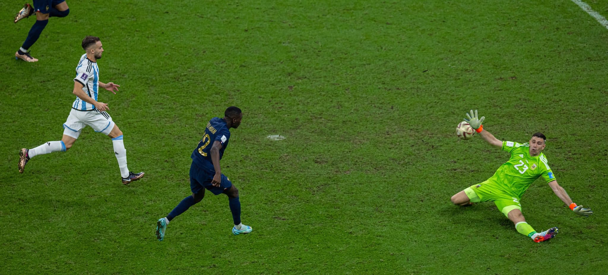 A ic&ocirc;nica defesa de Mart&iacute;nez na Copa do Mundo foi a partir de um "X"(Foto: Imago)