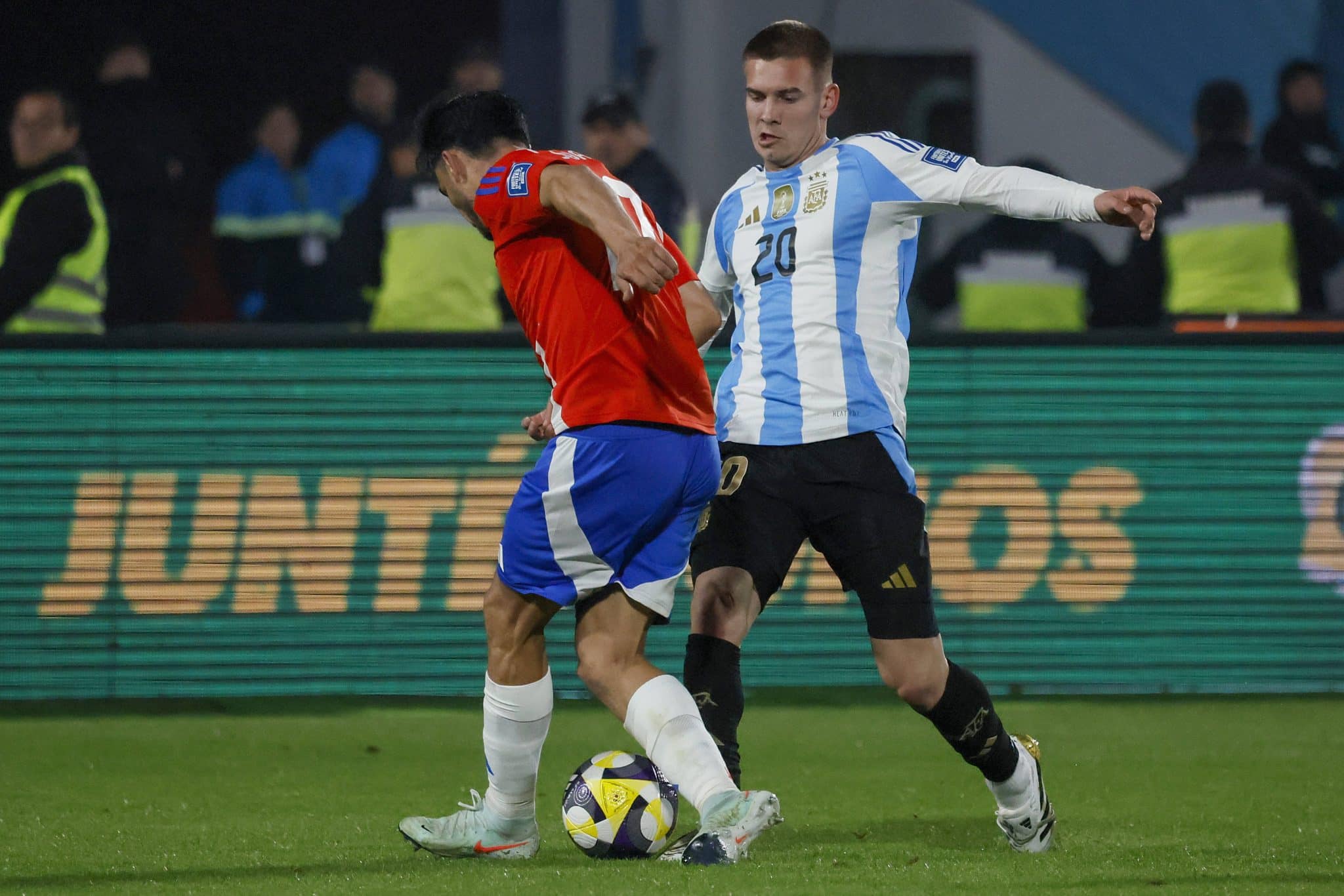 Mastantuono em partida pela sele&ccedil;&atilde;o argentina. (Foto: Imago)