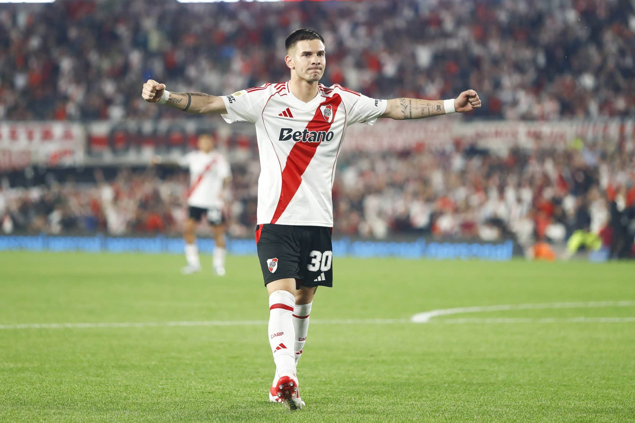 Mastantuono celebra gol pelo River Plate