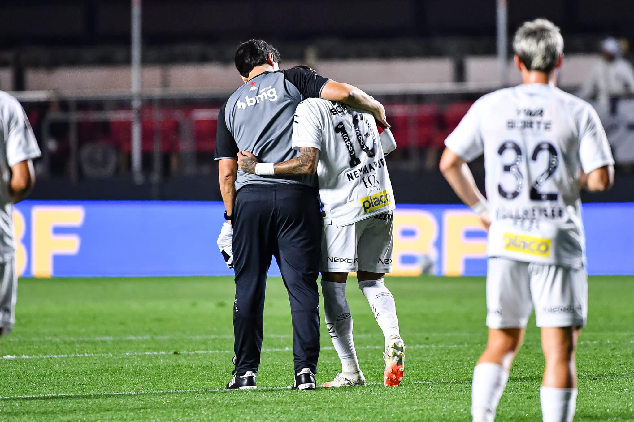 Fernando Diniz consola Neymar ap&oacute;s a goleada do Vasco sobre o Santos