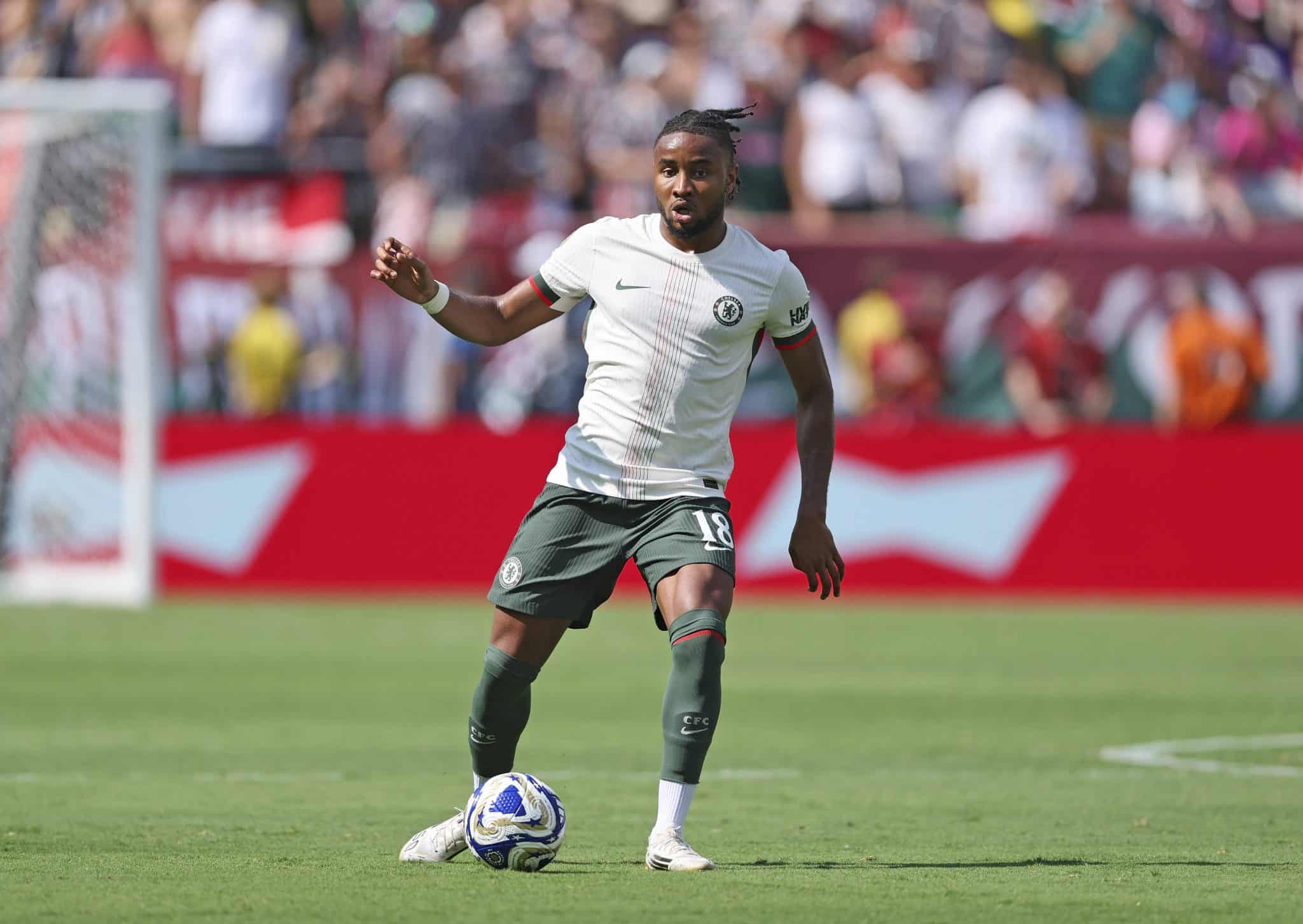 Nkunku em atua&ccedil;&atilde;o pelo  Chelsea (Foto: IMAGO / MIS)