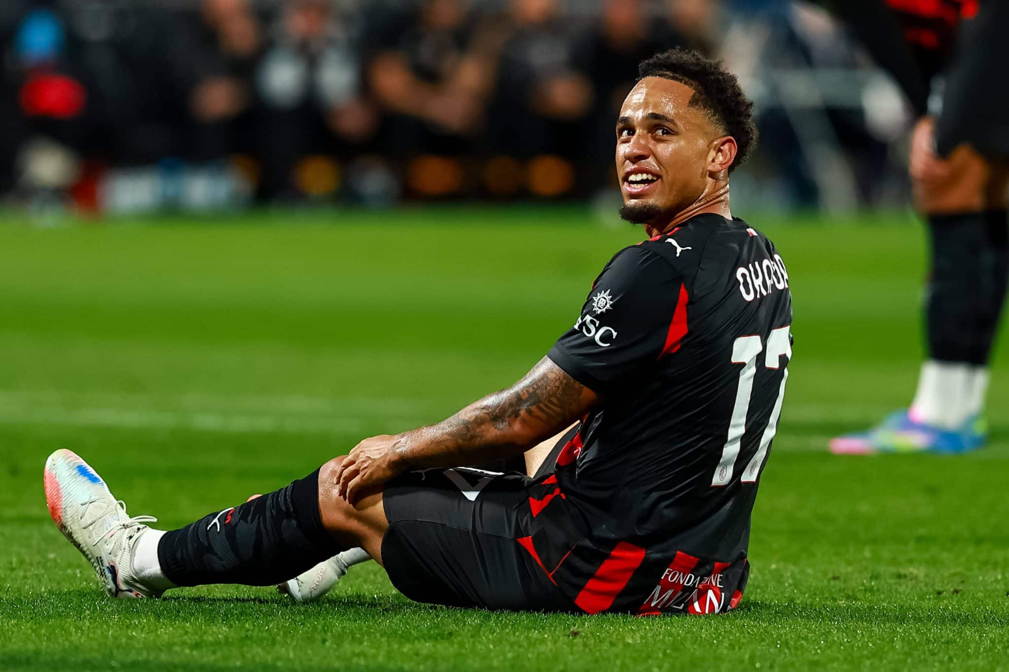 Okafor em a&ccedil;&atilde;o pelo Milan durante goleada sobre o Perth Glory 