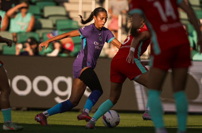 Por que a NWSL alterou a política de aquecimento após jogo marcado por altas temperaturas e confusões por atrasos?