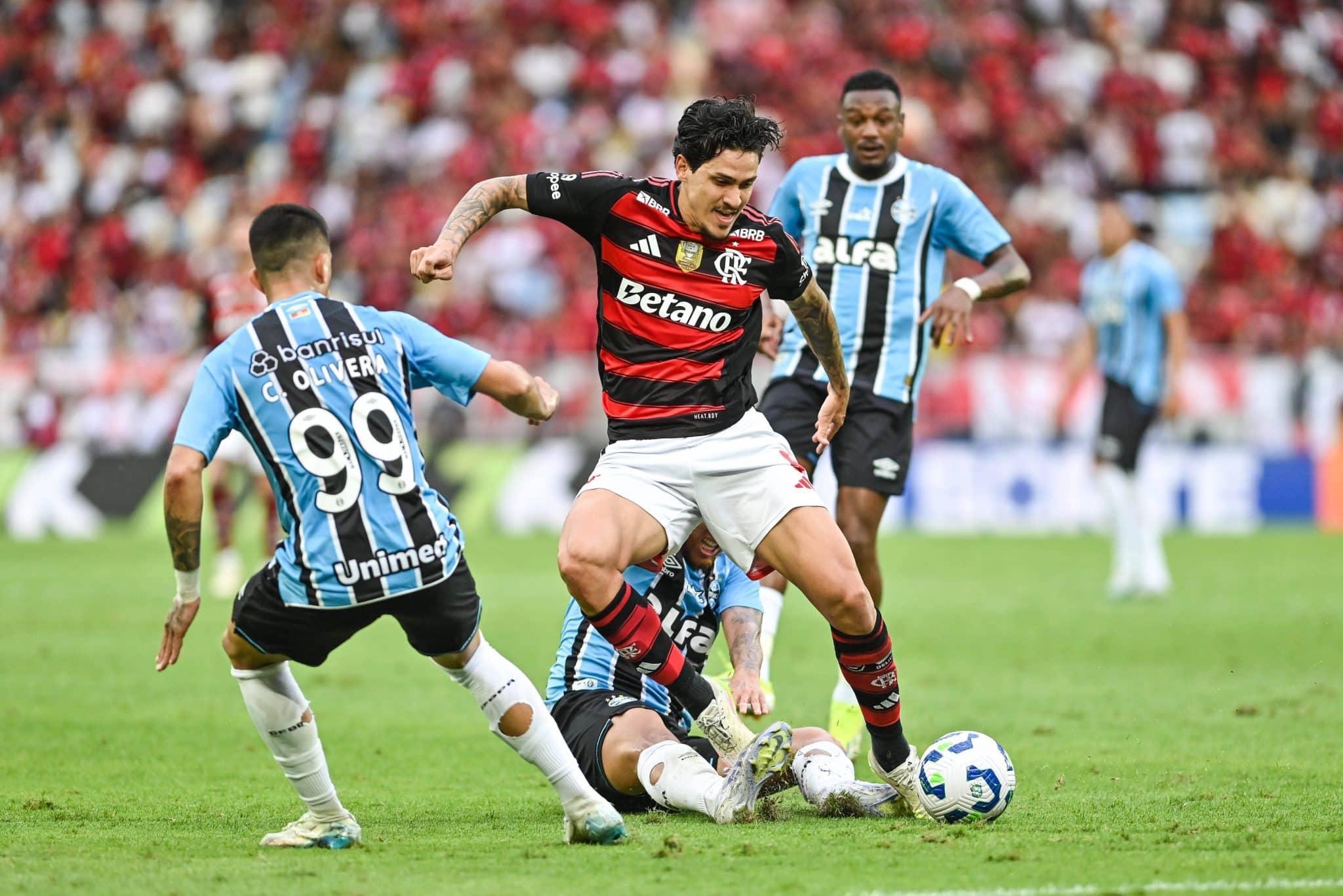 Pedro, em a&ccedil;&atilde;o pelo Flamengo contra o Gr&ecirc;mio