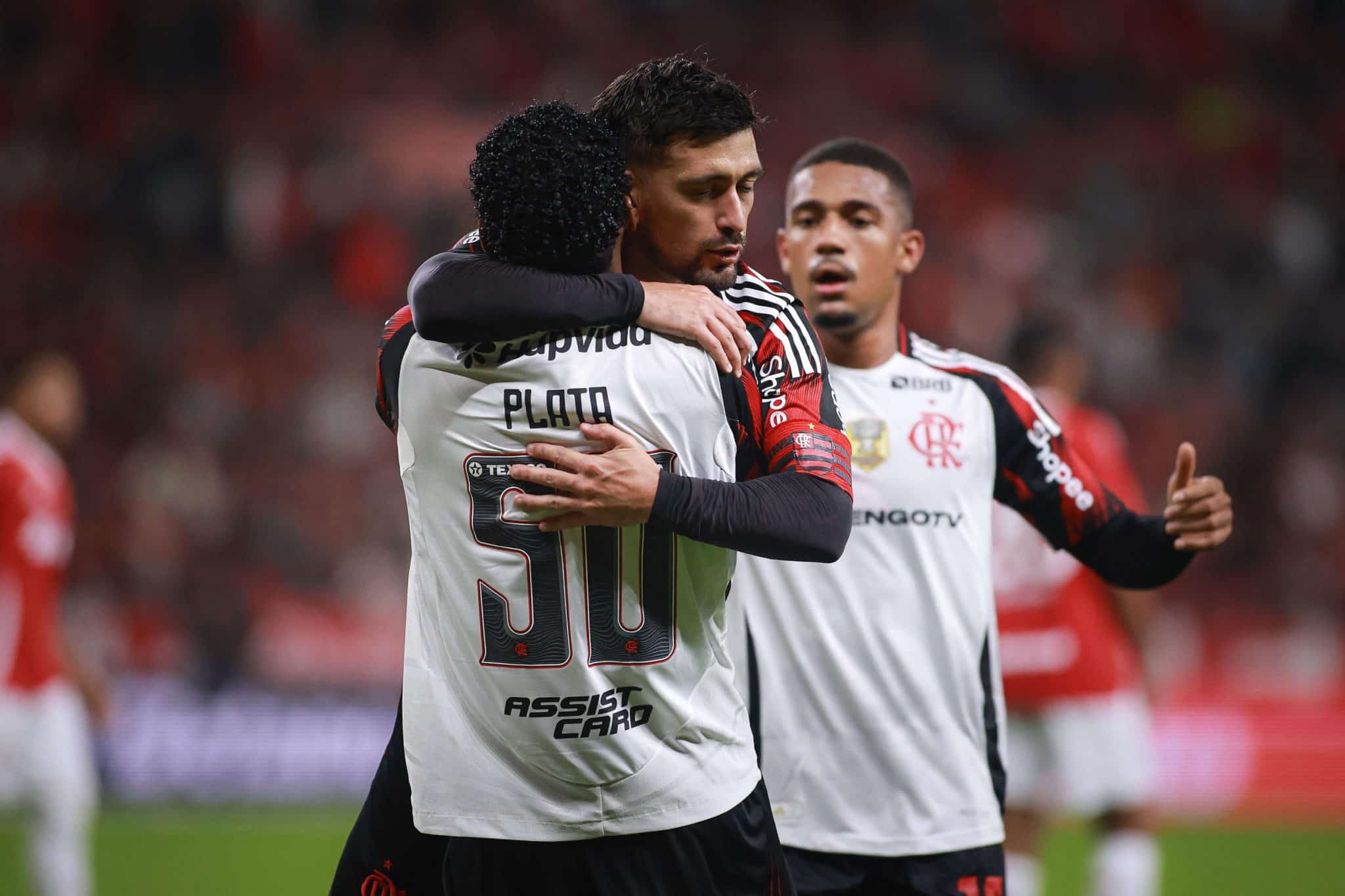Plata e Arrascaeta comemoram gol do Flamengo