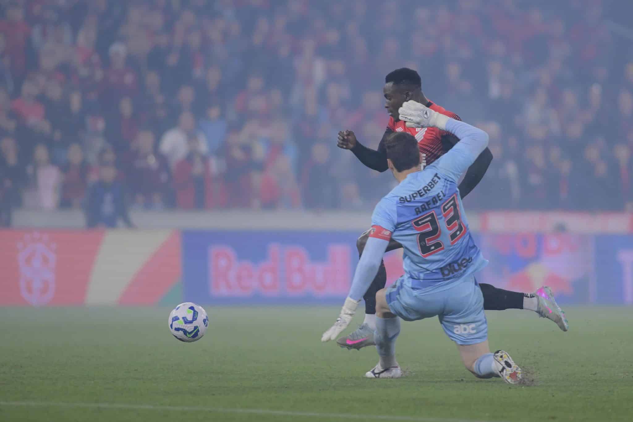 Rafael foi expulso com cinco minutos de jogo