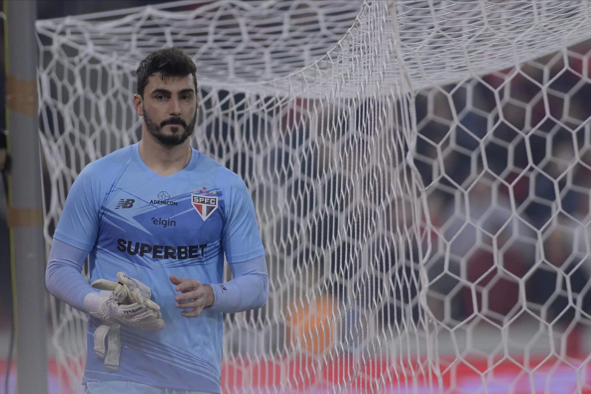 S&atilde;o Paulo de Crespo paga por pr&oacute;prios erros em queda para o Athletico na Copa do Brasil