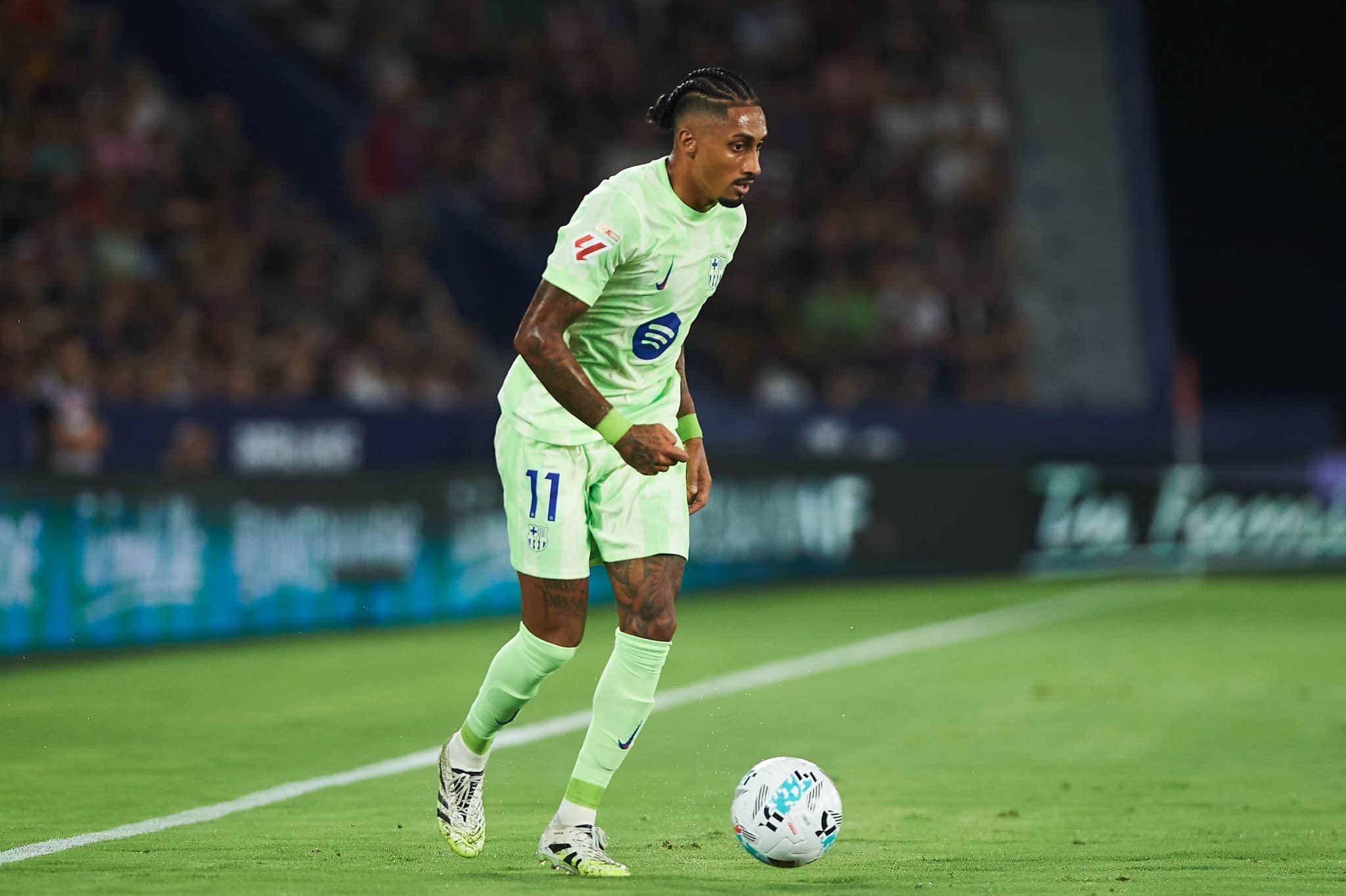 Raphinha durante partida de LaLiga com uniforme antigo (Foto: Iconsport)