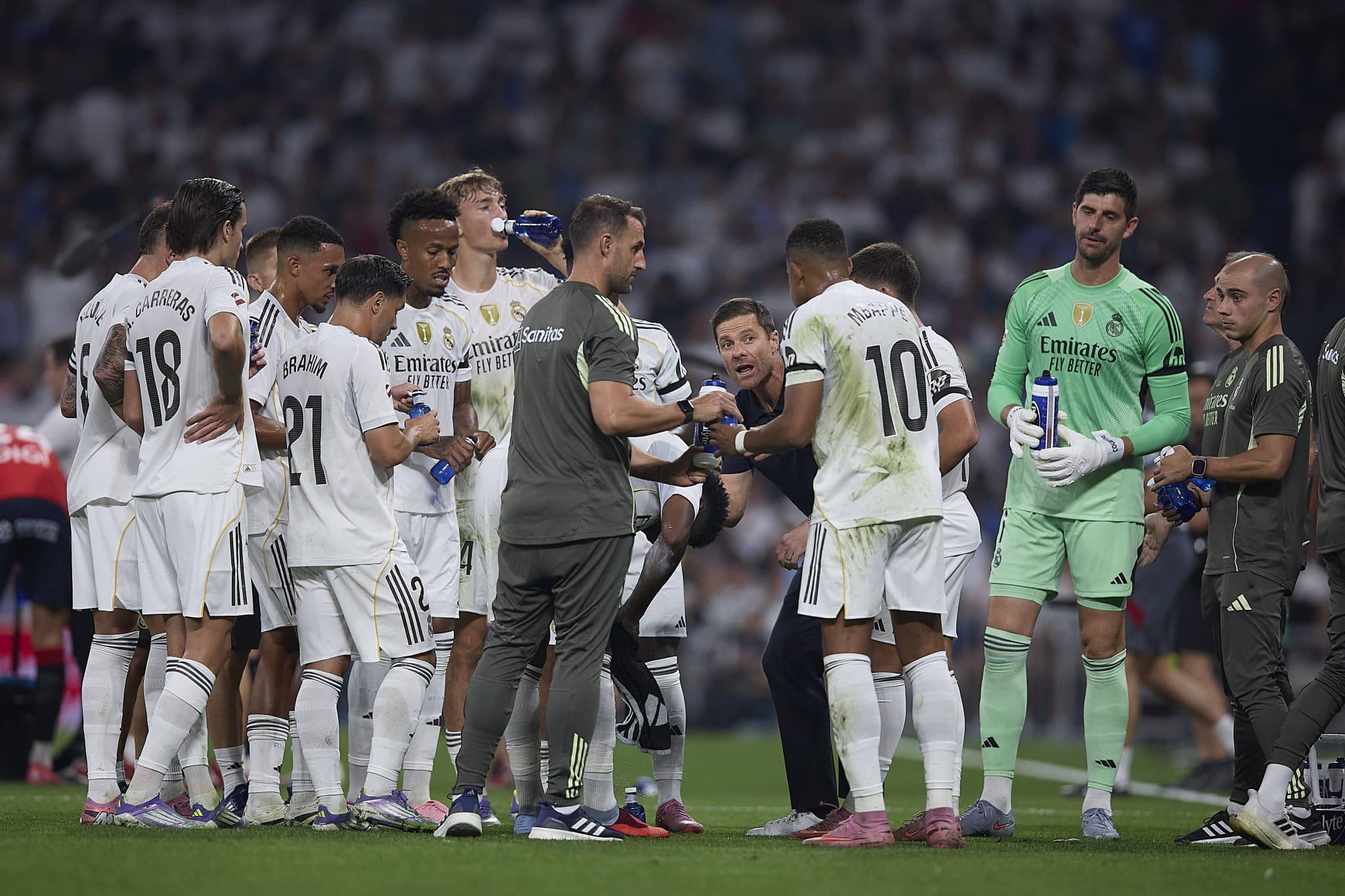 Xabi Alonso oriente jogadores do Real Madrid contra Osasuna (Foto: Imago)