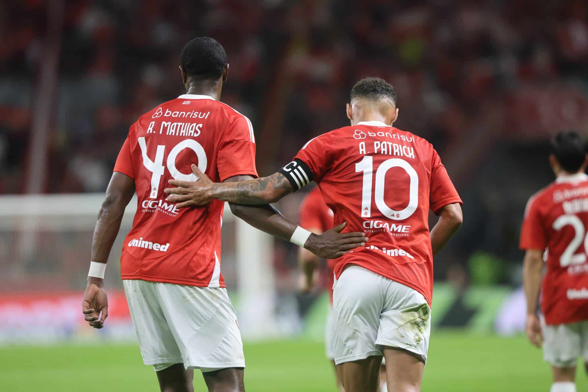 Ricardo Mathias e Alan Patrick comemoram gol do Inter