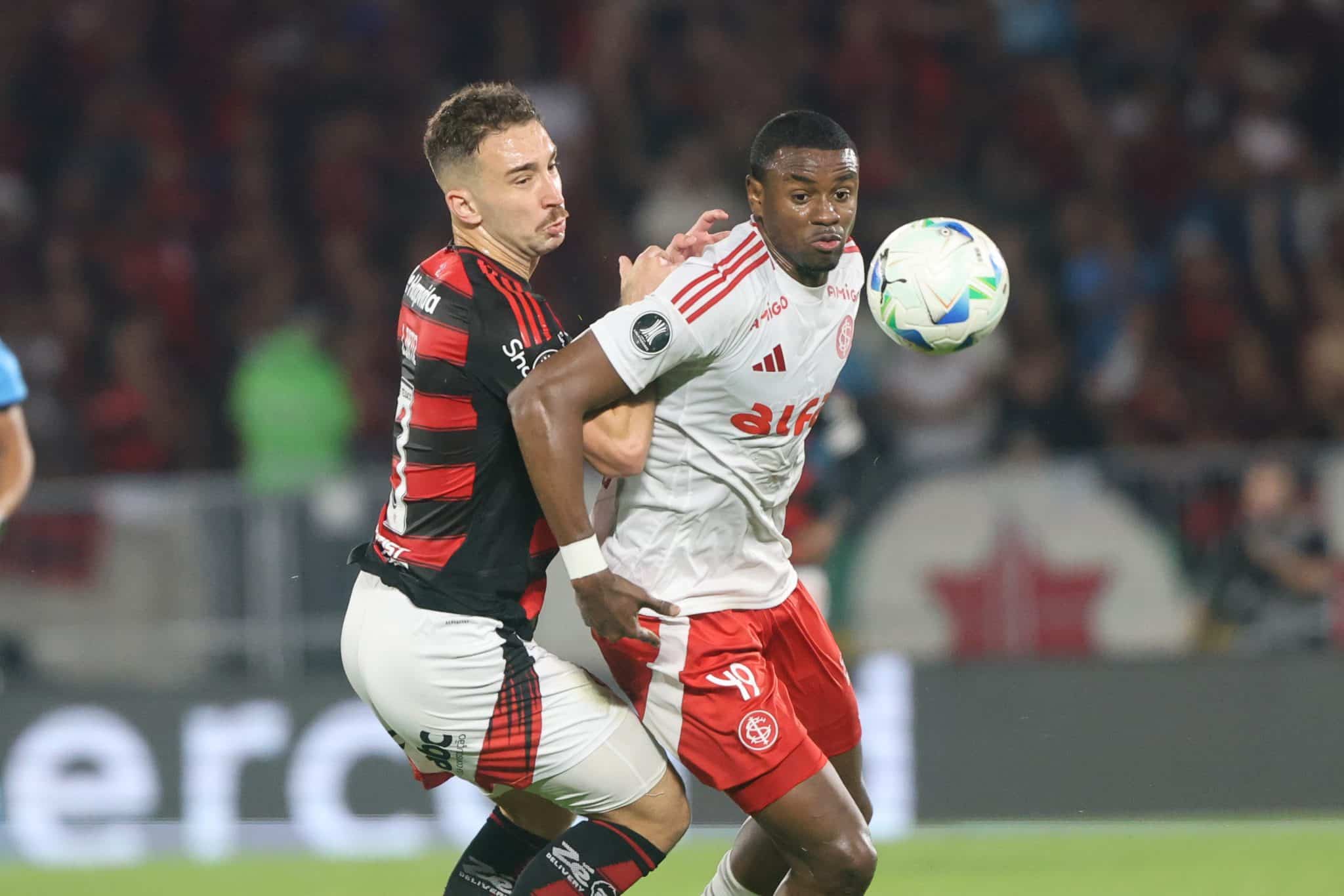 Léo Ortiz, do Flamengo, e Ricardo Mathias, do Internacional, disputam bola