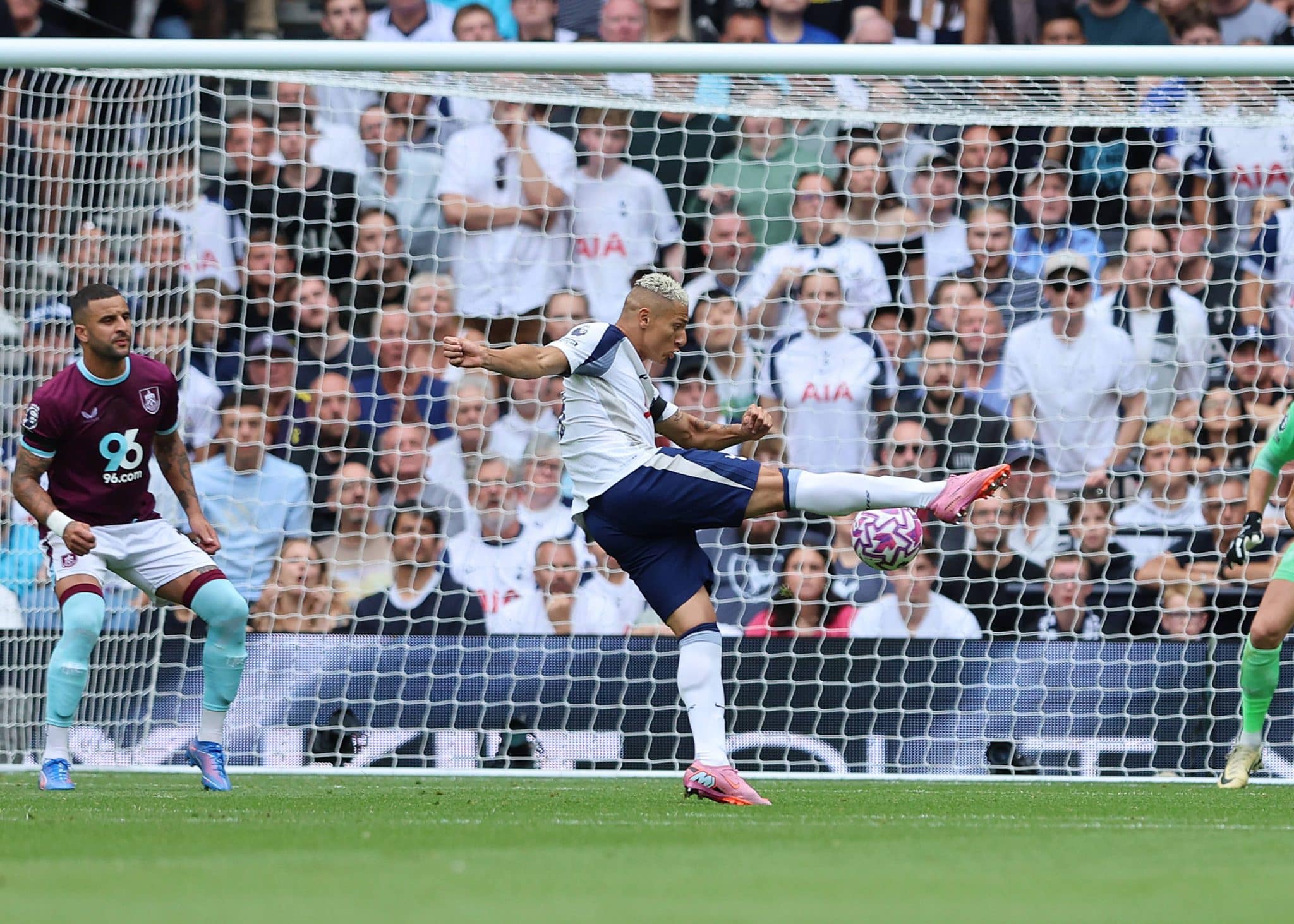 Richarlison chuta antes de marcar pelo Tottenham