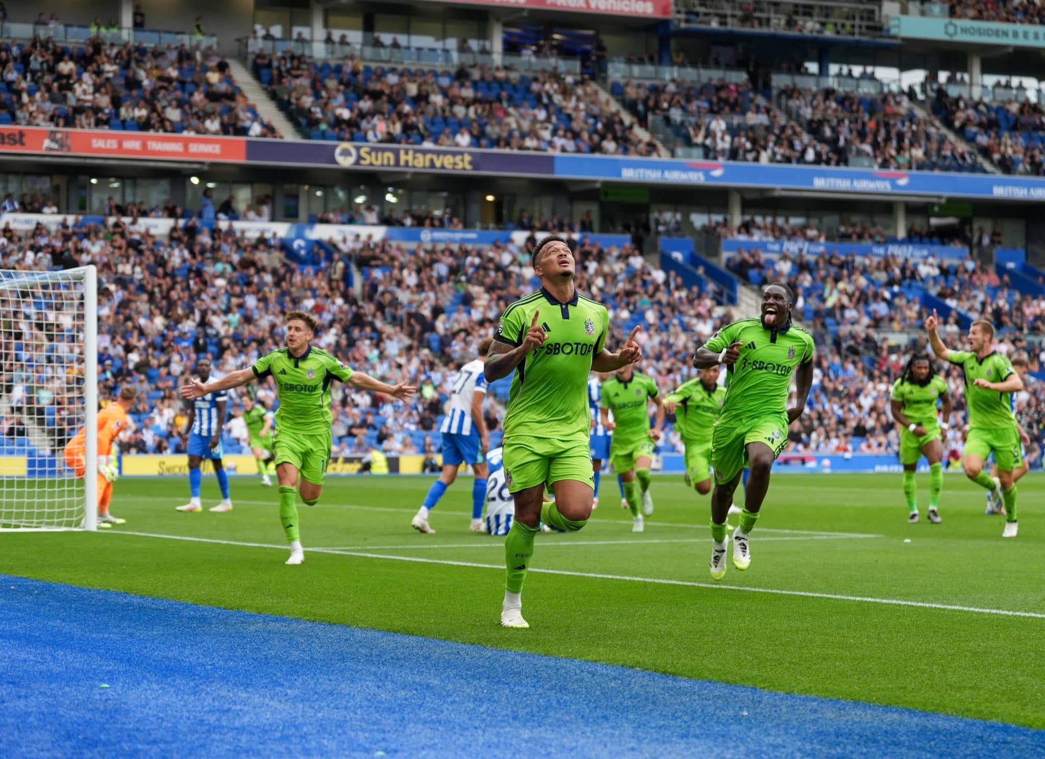 Rodrigo Muniz celebra ap&oacute;s marcar pelo Fulham