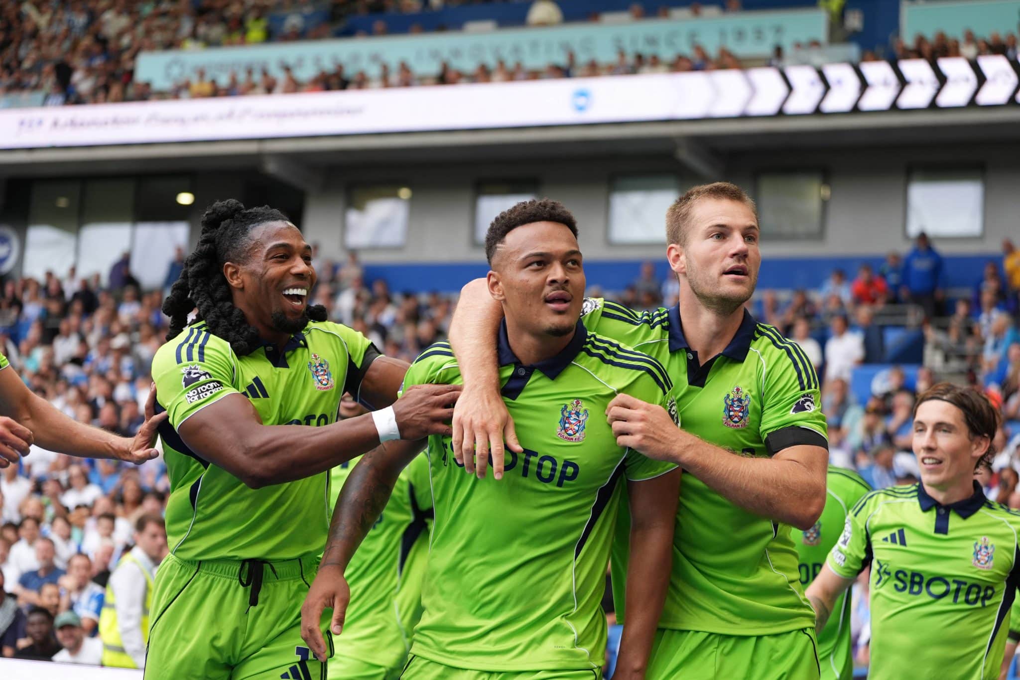 Muniz &lsquo;cala&rsquo; t&eacute;cnico, salva Fulham em meio a poss&iacute;vel sa&iacute;da e torcida pede: &lsquo;N&atilde;o o deixem ir&rsquo;