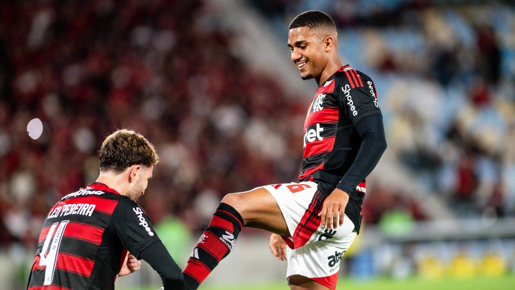 Samuel Lino e L&eacute;o Pereira, do Flamengo (Foto: Imago)