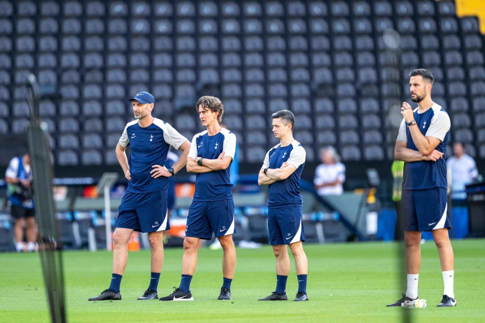 Andreas Georgson (&agrave; esquerda) ao lado de Thomas Frank em treino do Tottenham