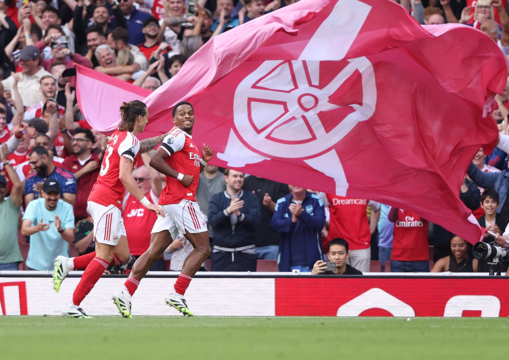 Timber comemora gol pelo Arsenal (Foto: Imago)