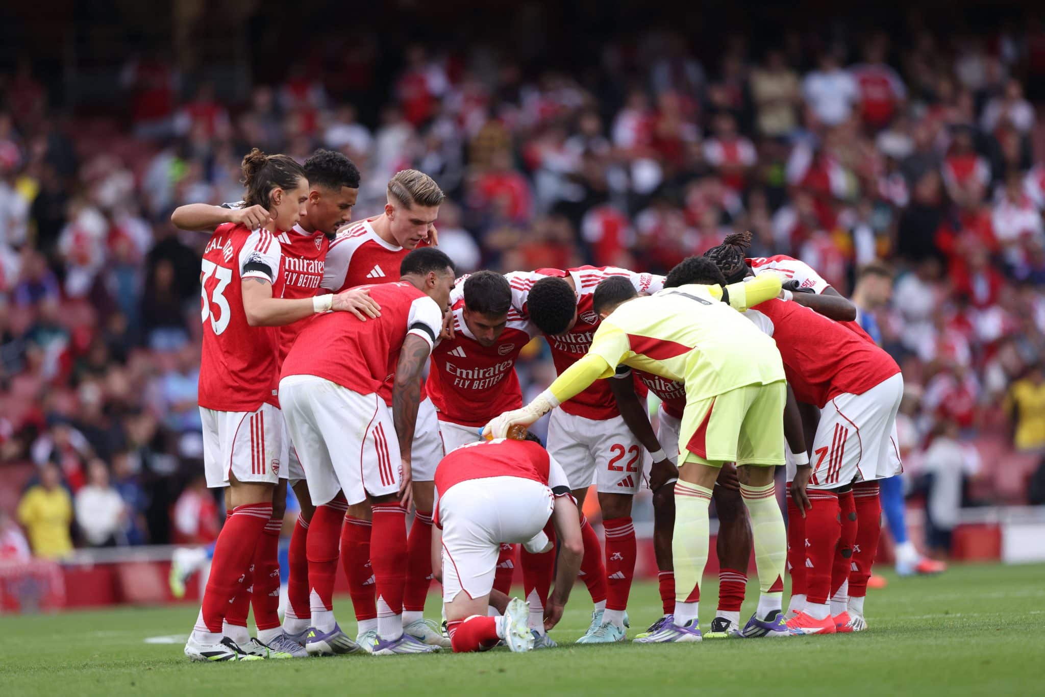 Time do Arsenal reunido no gramado do Emirates 