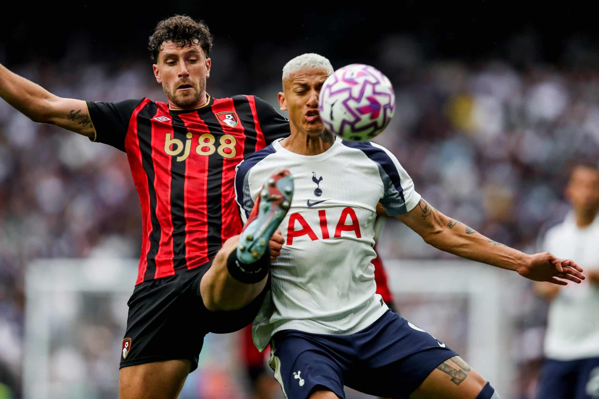 Senesi, do Bournemouth, e Richarlison em jogo da Premier League