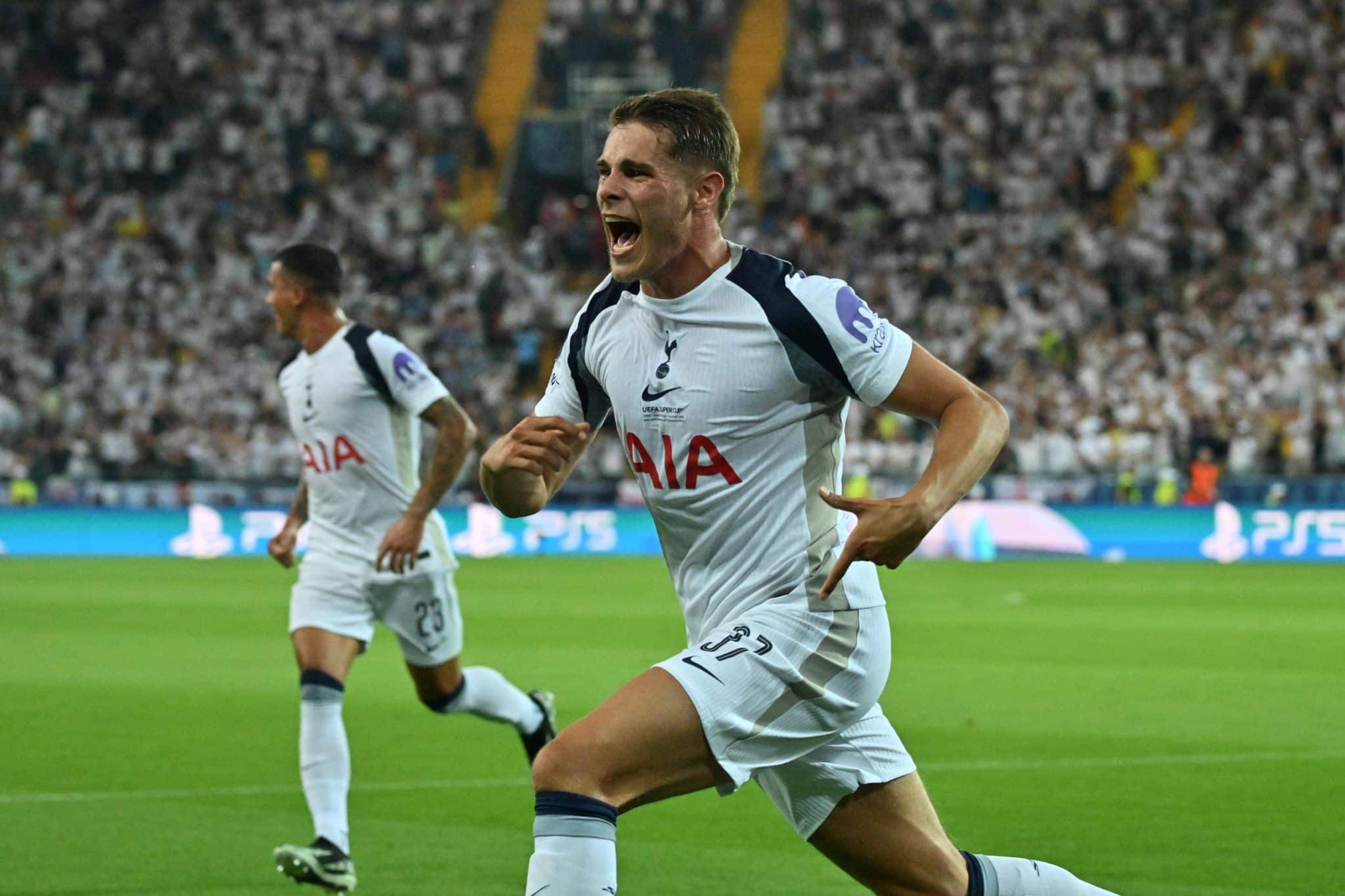 Van de Ven comemora gol do Tottenham