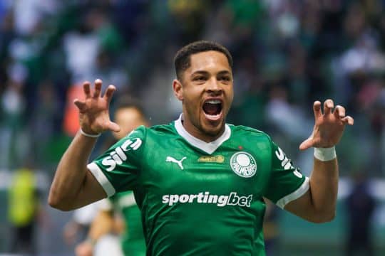 Boa fase de Vitor Roque no Palmeiras anima Barcelona, que visa novos lucros com o brasileiro