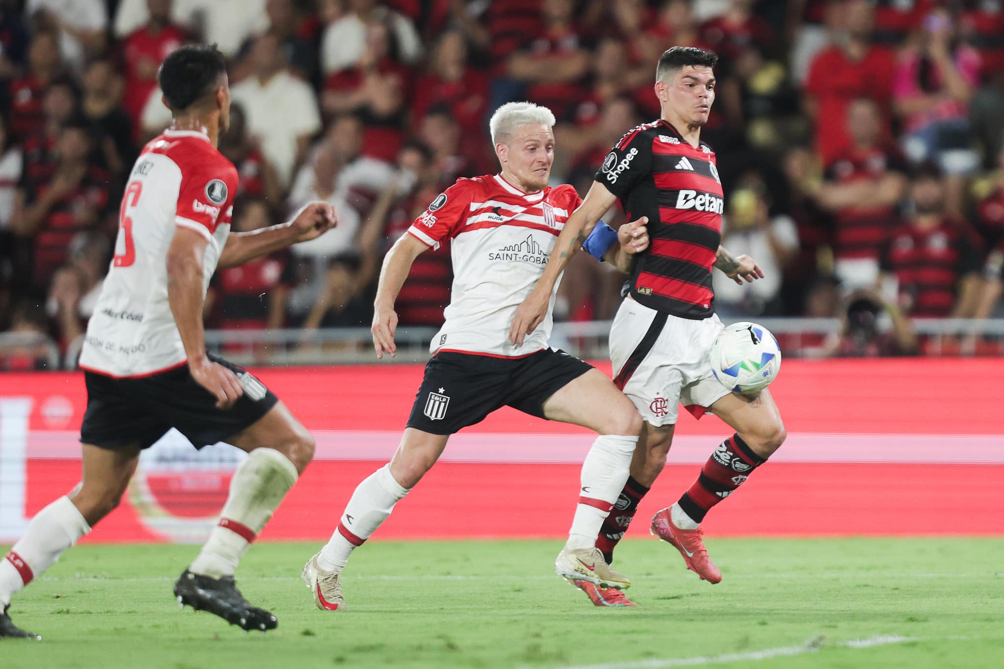 &lsquo;Estudiantes come&ccedil;ou a acreditar&rsquo;: Imprensa argentina repercute jogo contra o Flamengo