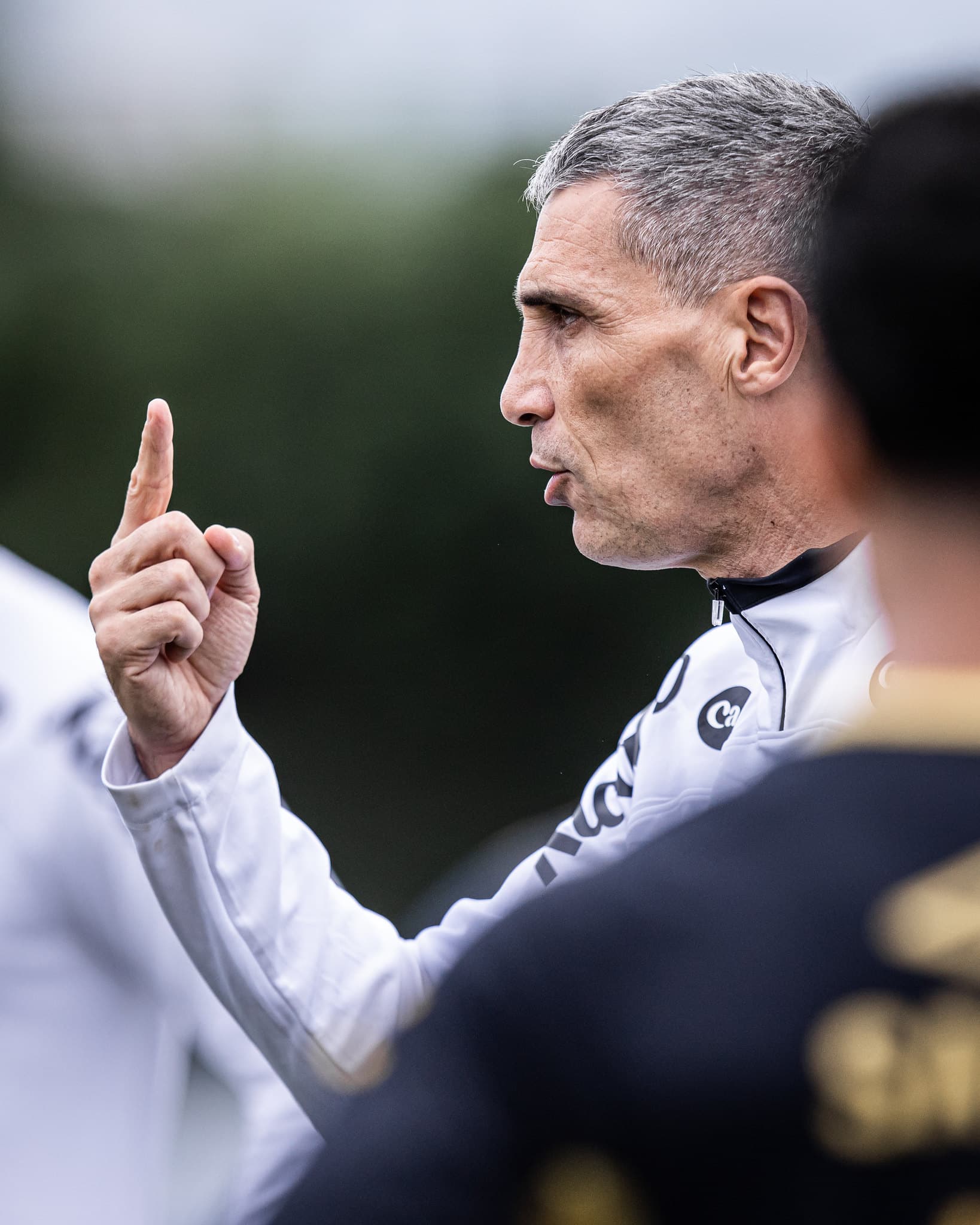 Juan Pablo Vojvoda orientando os jogadores do Santos no CT Rei Pel&eacute;
