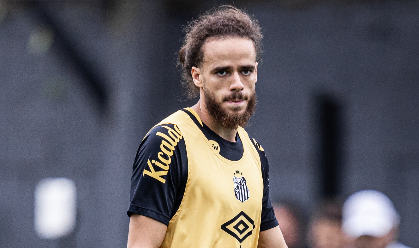 Apresentado, Billal Brahimi explica porque trocou o Nice pelo Santos e brinca com a pron&uacute;ncia do seu nome