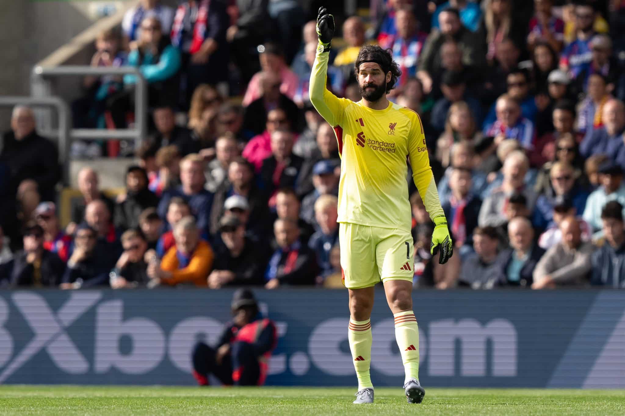 Alisson durante Palace x Liverpool na Premier League