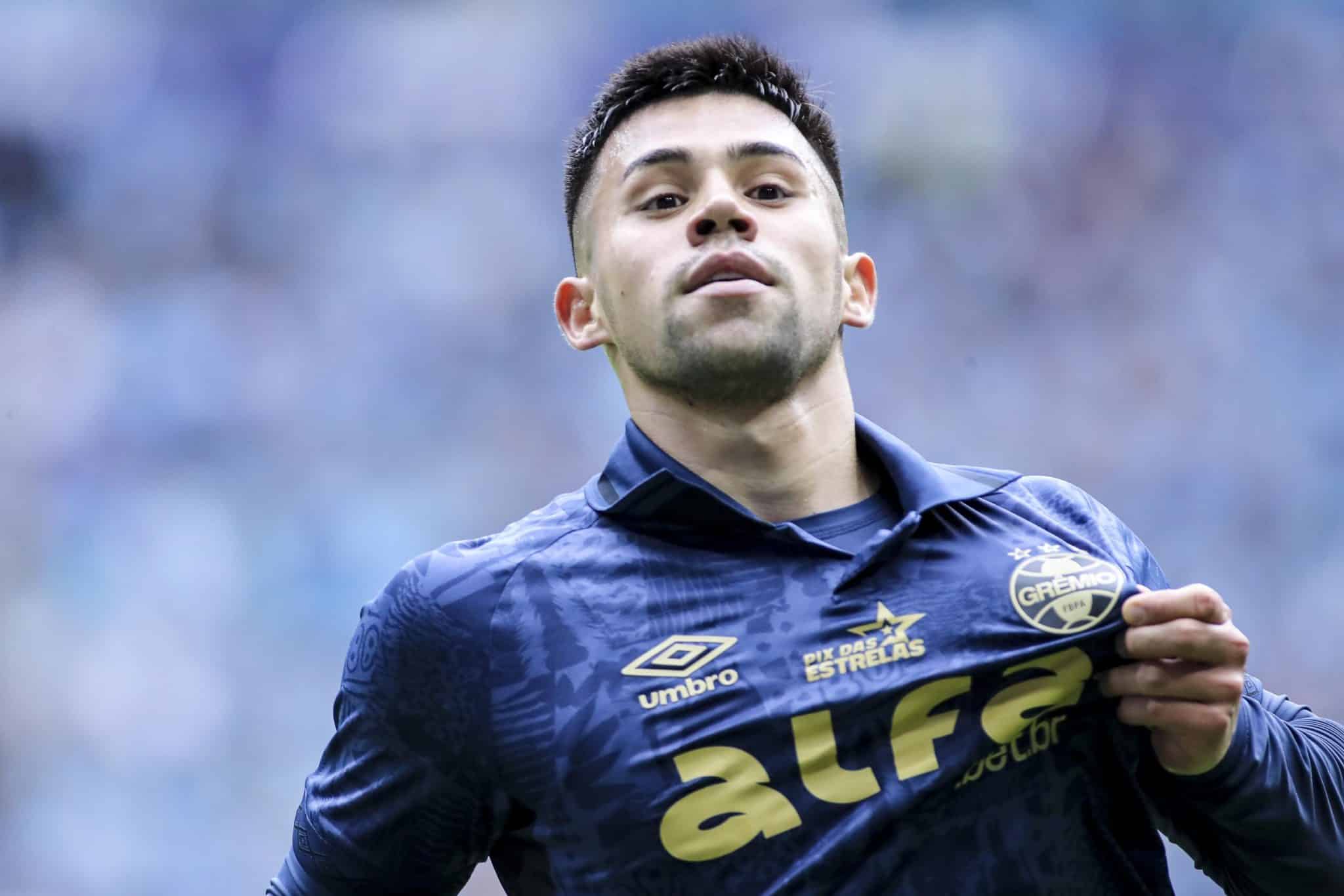 Aravena comemora gol pelo Gr&ecirc;mio