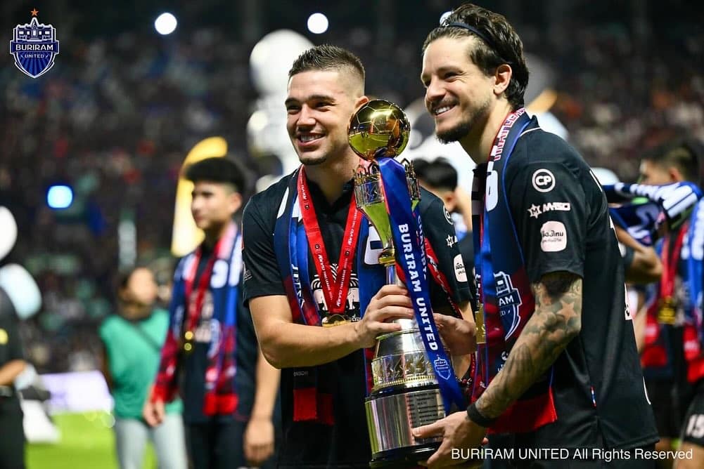 Bissoli e Lucas Crispim no Buriram United. Crispim agora est&aacute; no Fortaleza