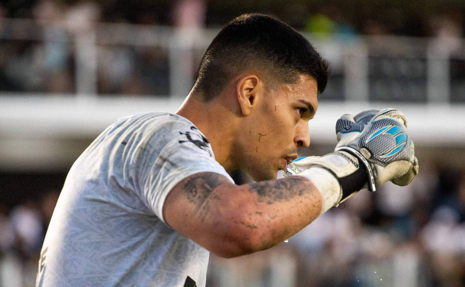 Como tem sido o protocolo m&eacute;dico do Santos com Gabriel Braz&atilde;o ap&oacute;s pancada na cabe&ccedil;a?