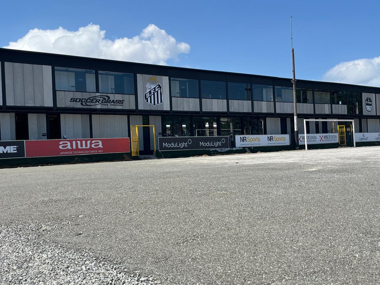 Um dos campos do CT Rei Pel&eacute; antes da instala&ccedil;&atilde;o da nova grama sint&eacute;tica 