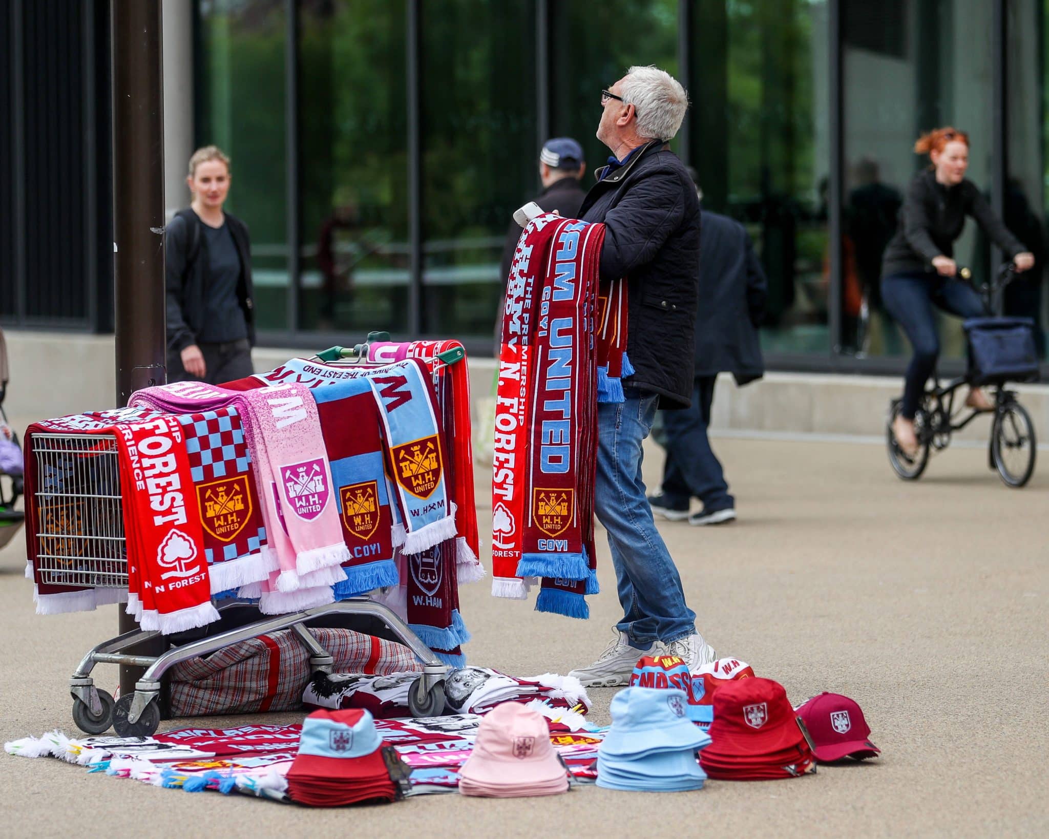 Cachec&oacute;is &agrave; venda em jogo do West Ham. Artigo &eacute; amplamente comercializado na Inglaterra