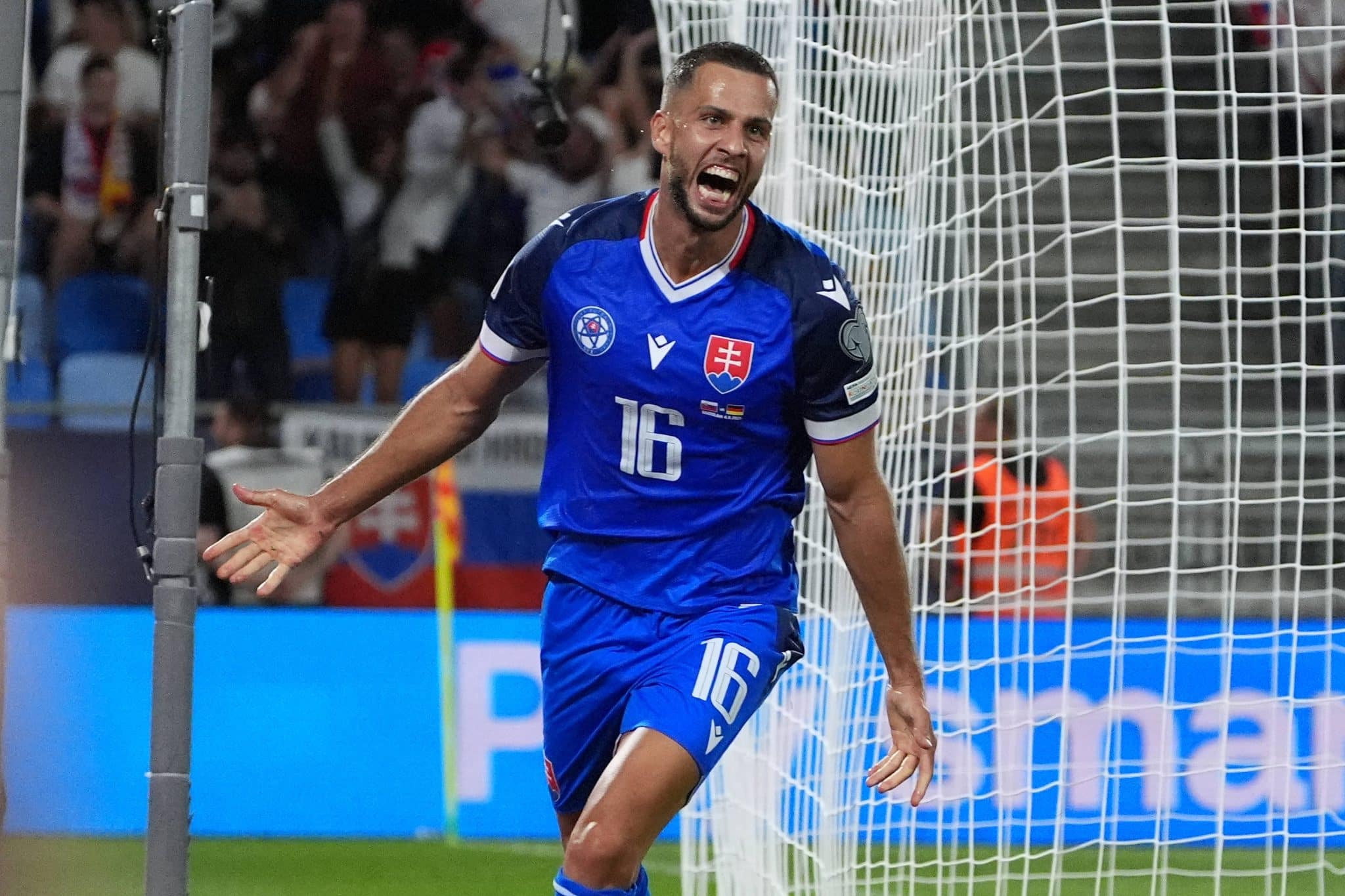 David Hancko celebra gol da Eslov&aacute;quia sobre a Alemanha
