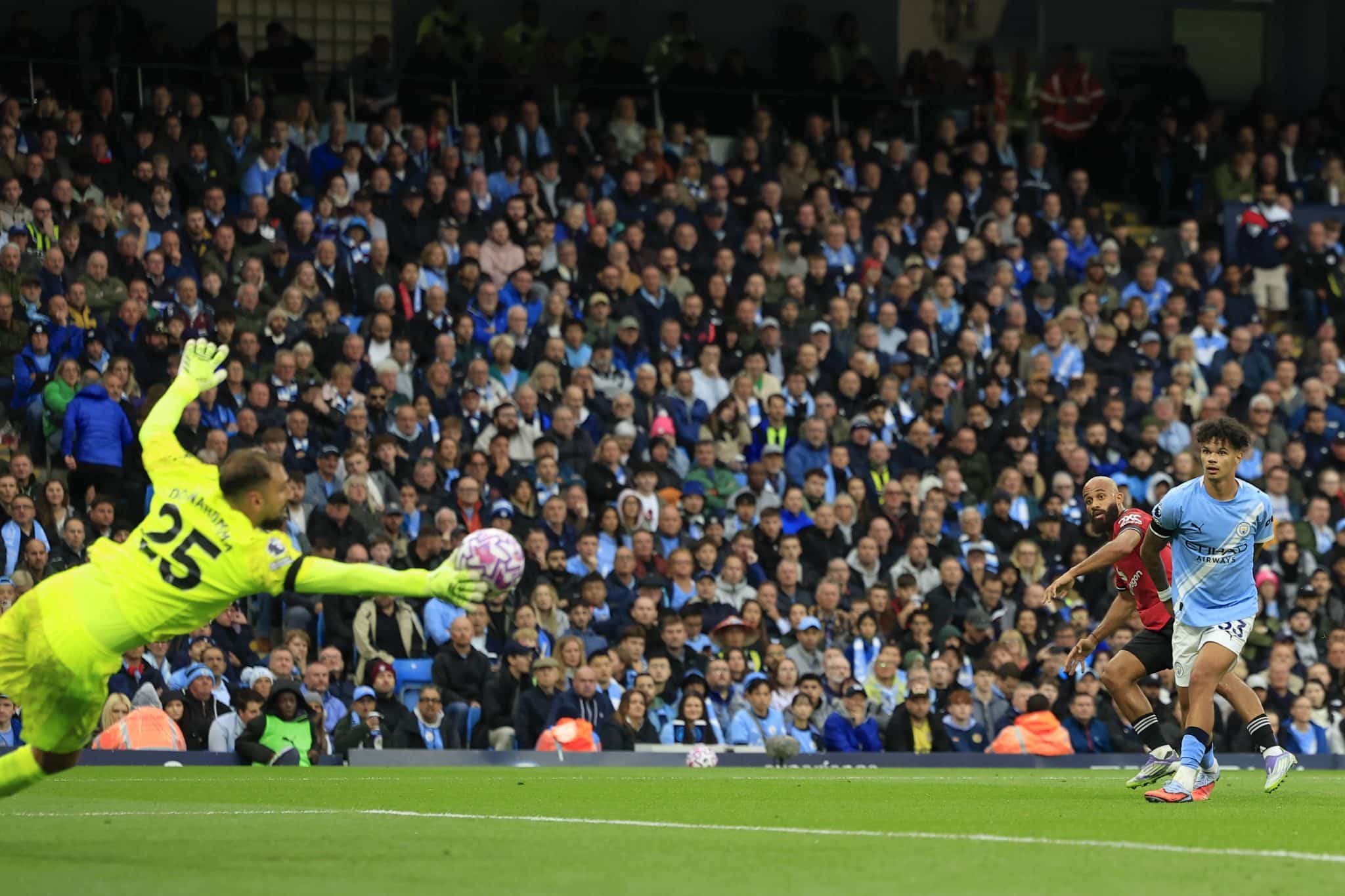 Donnarumma defende bela finaliza&ccedil;&atilde;o de Mbeumo