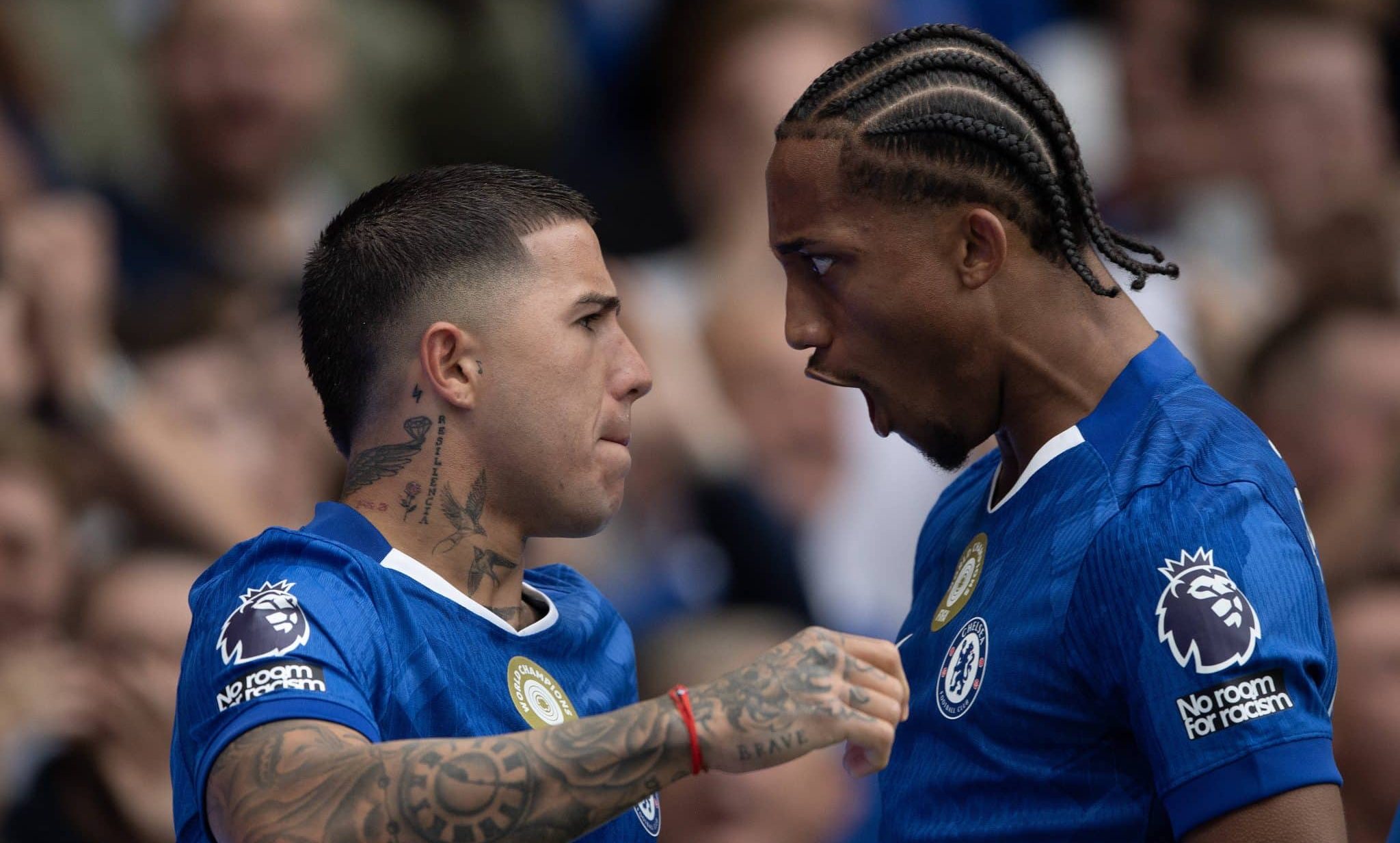 Enzo Fern&aacute;ndez e Jo&atilde;o Pedro comemoram gol do Chelsea