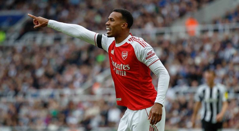 Arsenal supera polêmica e ‘muralha’ do Newcastle para colar no Liverpool na tabela