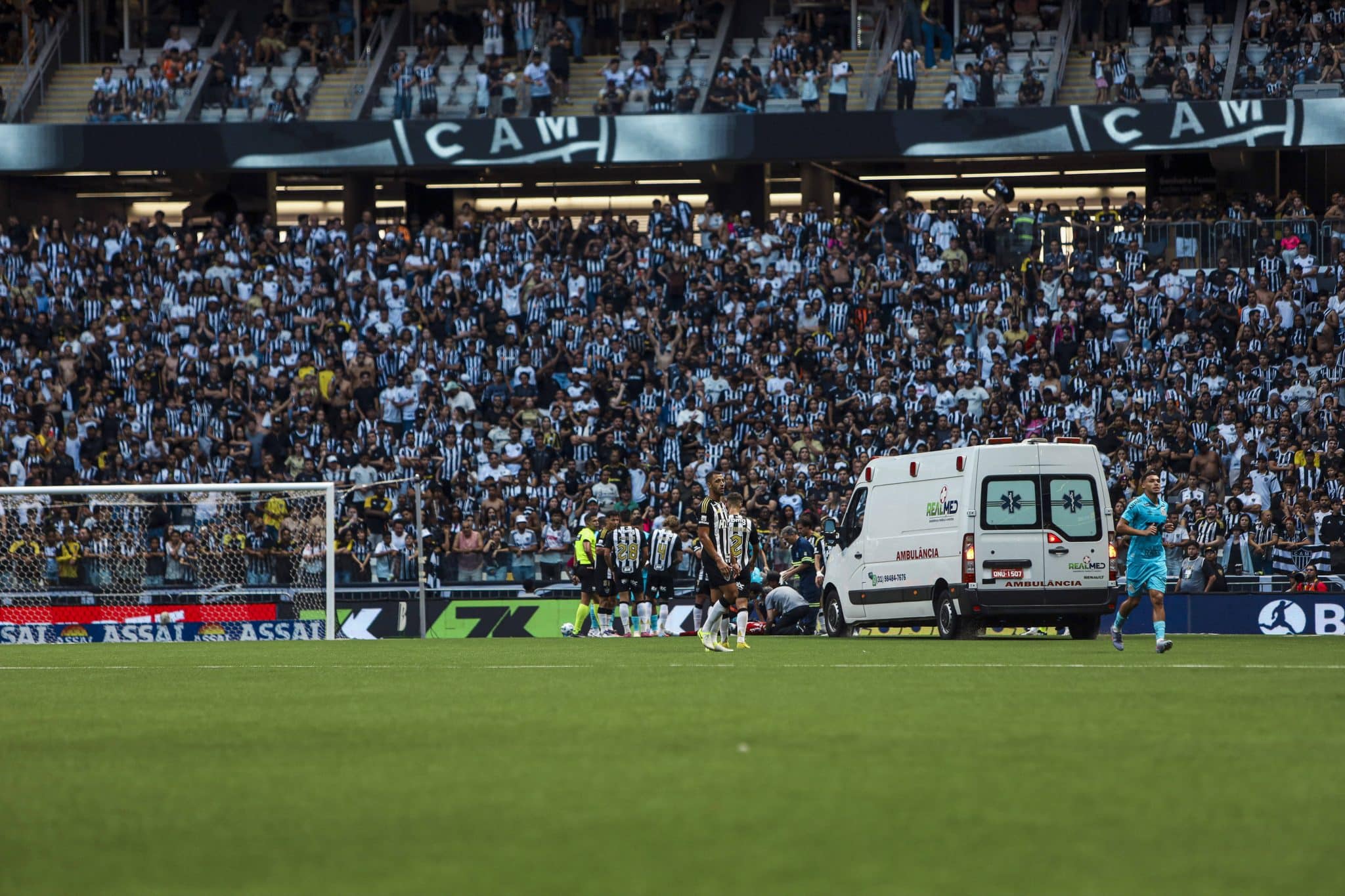 Gabriel Braz&atilde;o sai da Arena MRV de ambul&acirc;ncia