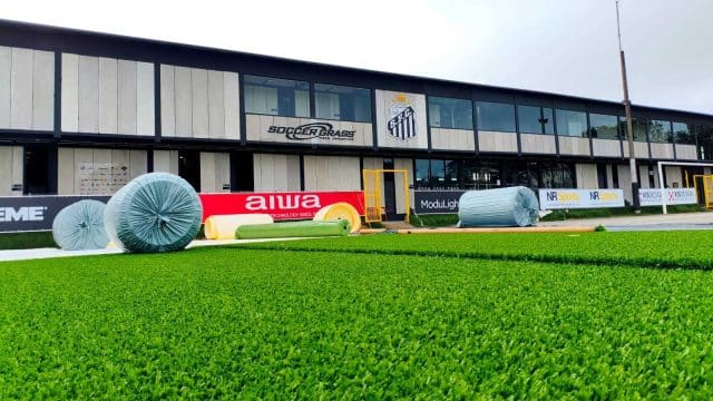 Instala&ccedil;&atilde;o de grama sint&eacute;tica faz Santos contar os dias para estrear pr&eacute;dio erguido por Neymar pai