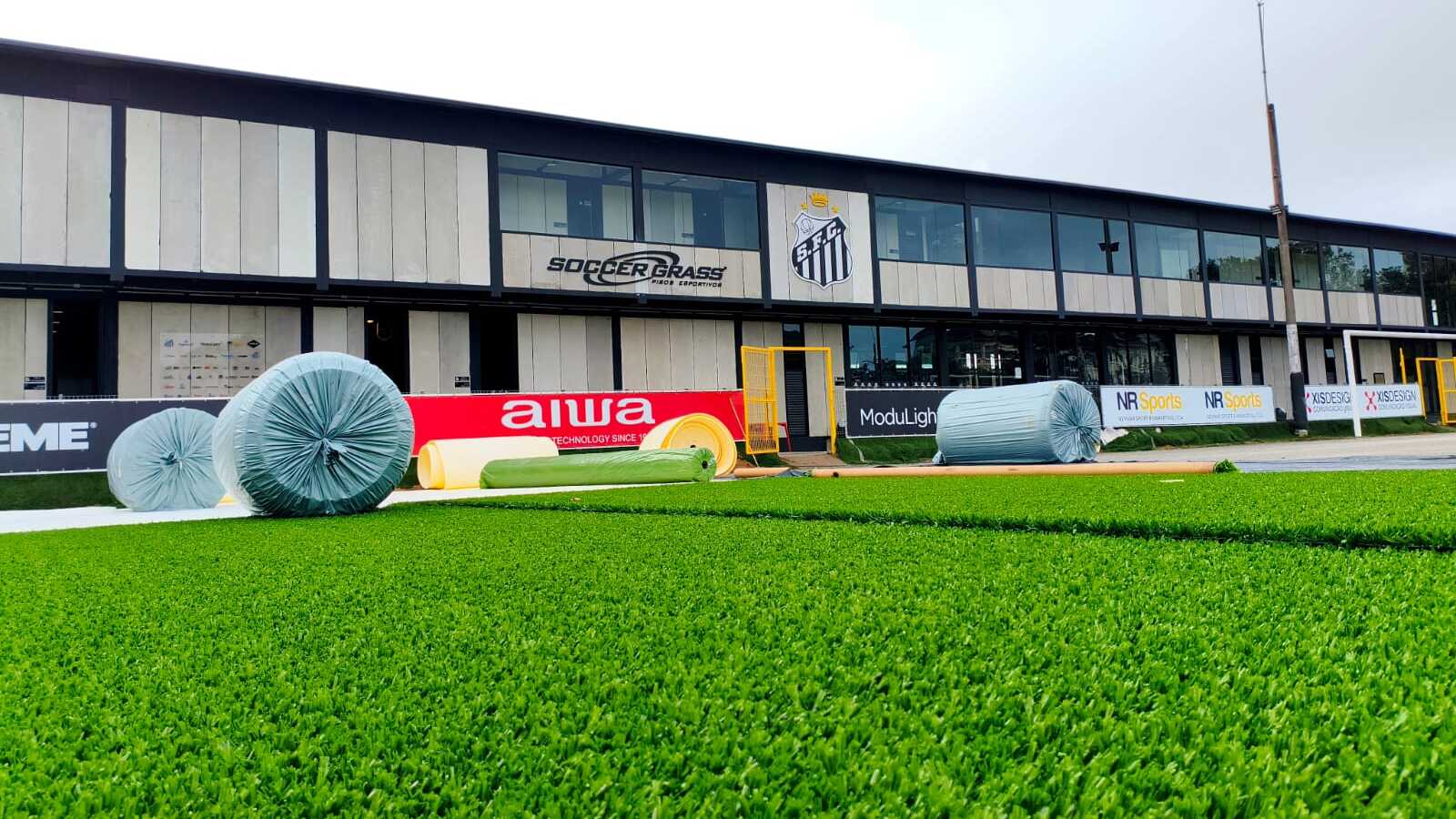 Instala&ccedil;&atilde;o de grama sint&eacute;tica faz Santos contar os dias para estrear pr&eacute;dio erguido por Neymar pai