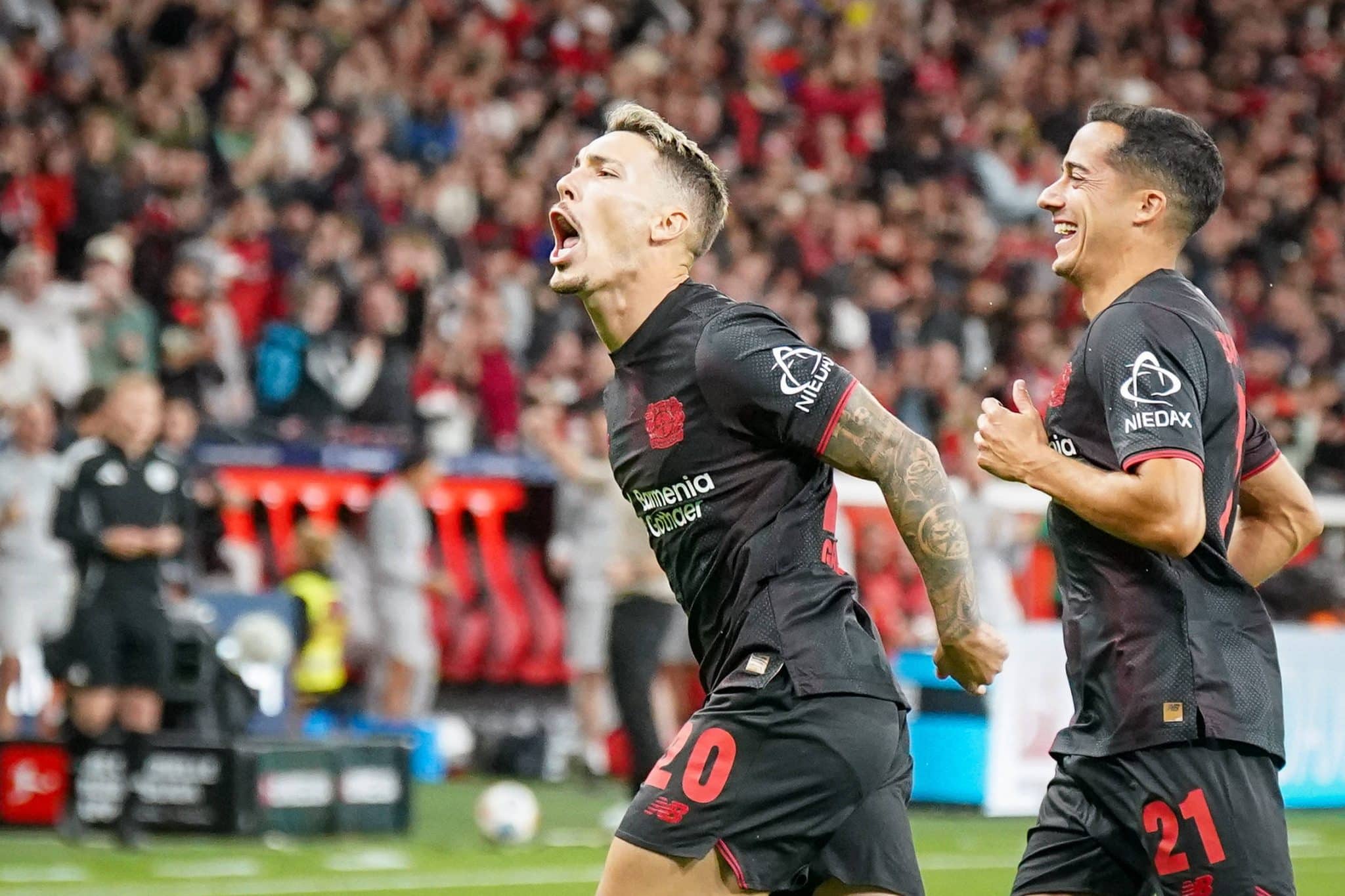 Grimaldo e Lucas V&aacute;zquez celebram gol do Bayer Leverkusen