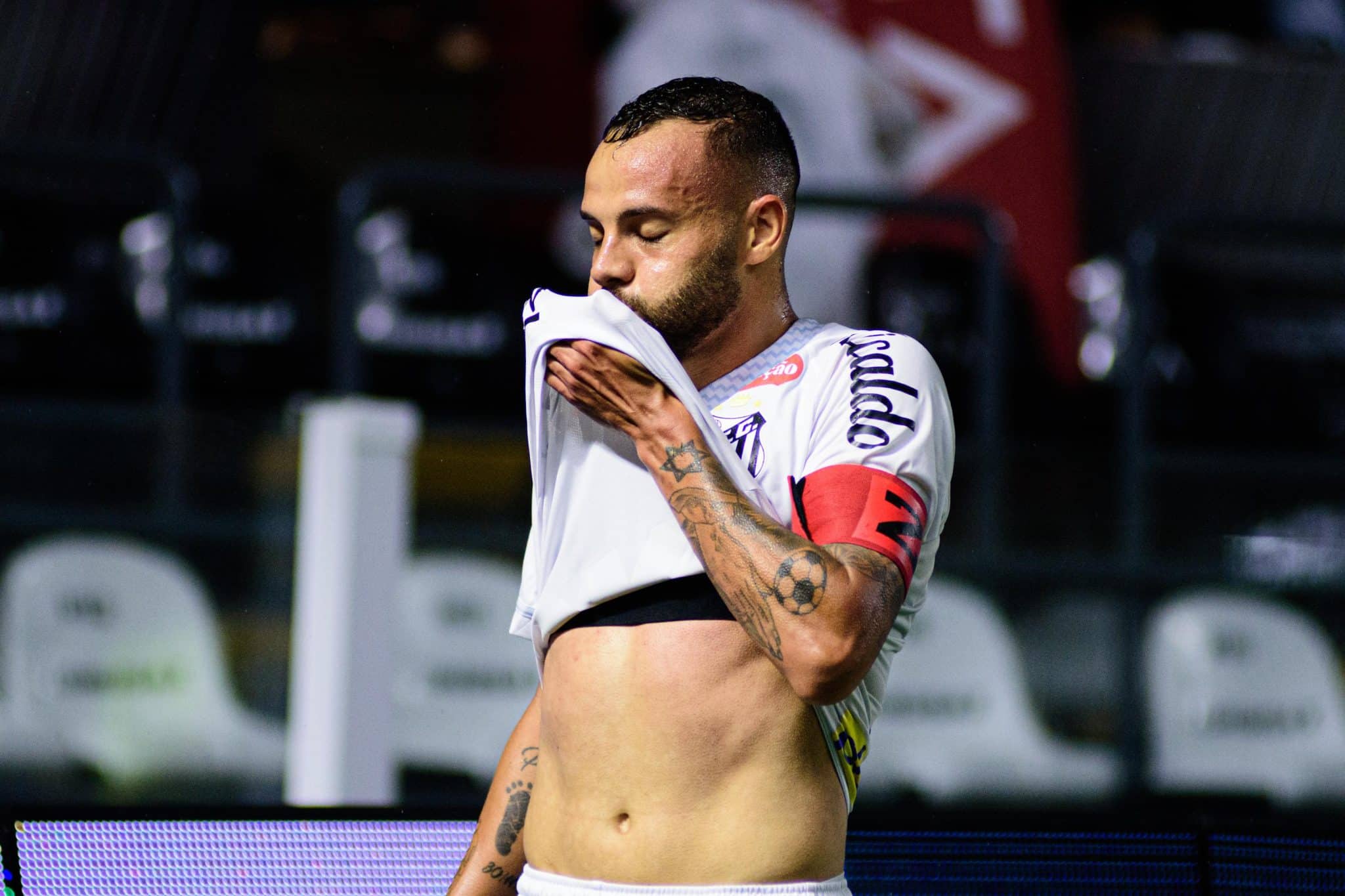 Guilherme suspira diante de chance desperdi&ccedil;ada durante Santos e S&atilde;o Paulo