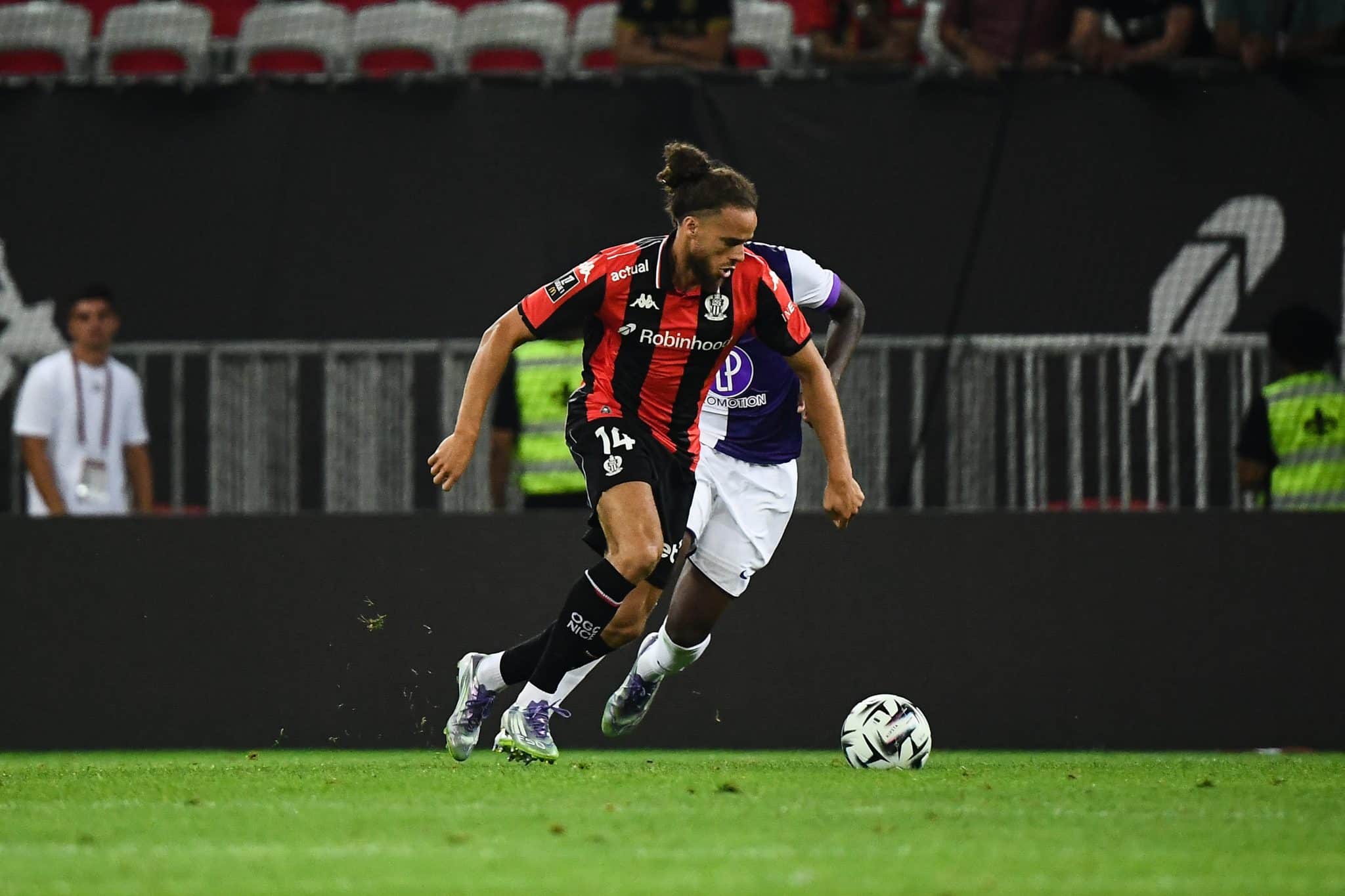 Billal Brahimi em a&ccedil;&atilde;o pelo Nice no m&ecirc;s passado 